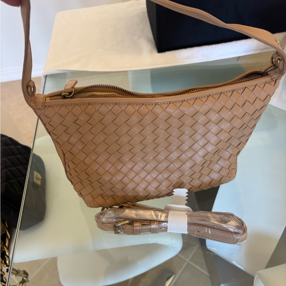 Elegant Tan Woven Vegan Woven  Shoulder Bag .